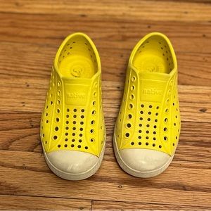 Native Jefferson toddler shoes in yellow (size (C9)